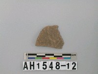 藏品(淺褐色夾砂陶片)的圖片